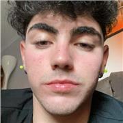 Profesor joven de inglés imparte clases a niños/as de diferentes edades